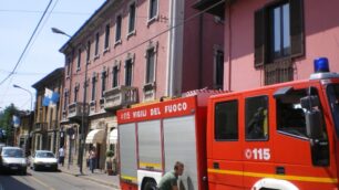 Desio: bambino di due annichiude la nonna fuori casa