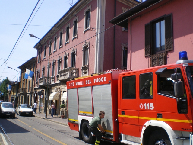 Desio: bambino di due annichiude la nonna fuori casa