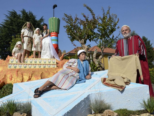 Lo spettacolo dei carri fioritiA Bellusco sfila la famiglia