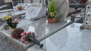 Sovico, raid dei vandali in cimiteroSono trenta le tombe danneggiate