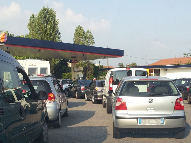 Benzina, sconti Esselunga-Q8A Vimercate insorgono i residenti