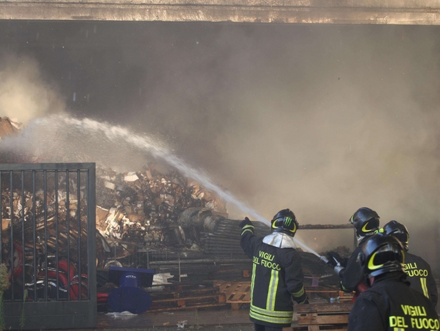 Monza, rogo spento in due giorniCapannoni cinesi da abbattere?