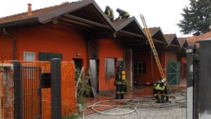 Senago, rogo in via CadornaTre famiglie senza la casa