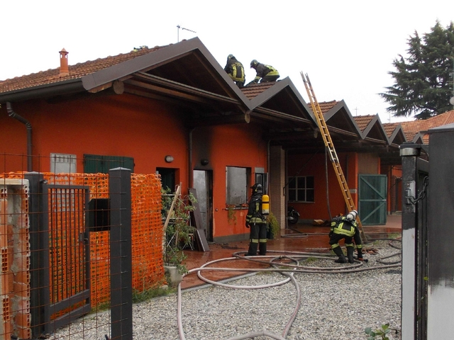 Senago, rogo in via CadornaTre famiglie senza la casa