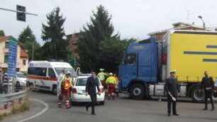 Grave incidente in ComasinaAnziana in bici travolta da tir