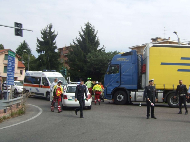 Grave incidente in ComasinaAnziana in bici travolta da tir