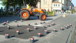 Gimkana di trattori sul SentieroneIl centro in festa per la StraBergamo