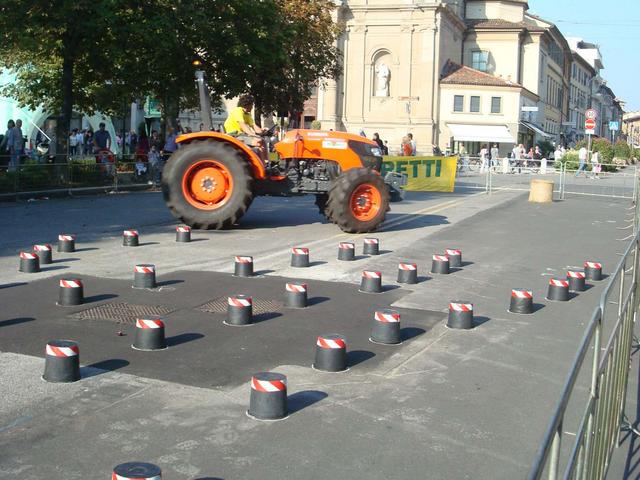 Gimkana di trattori sul SentieroneIl centro in festa per la StraBergamo
