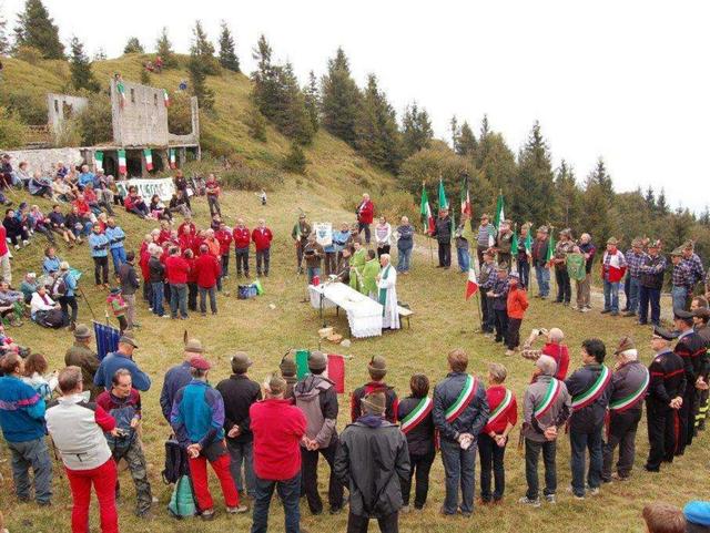 Capanna Ilaria, alpini e Cai insieme ai piedi del Formico