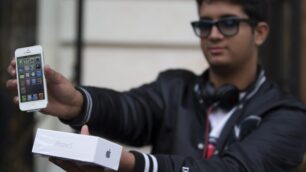 Frenata dei consumi in ItaliaMa i telefonini corrono sempre