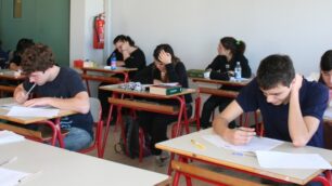 Monza, mancano banchi e sedieE ora a scuola ci si siede a turno