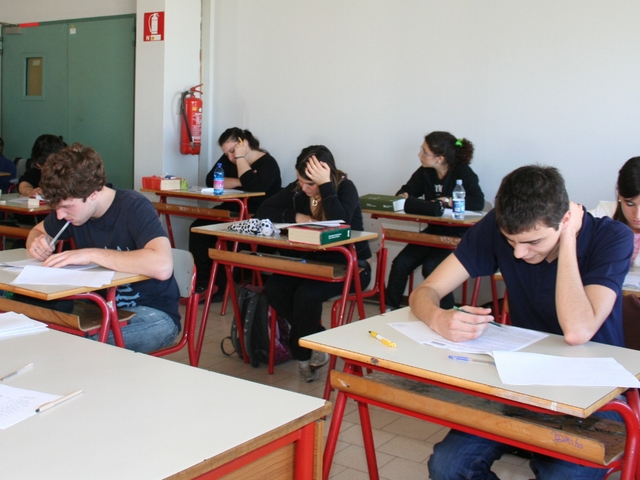 Monza, mancano banchi e sedieE ora a scuola ci si siede a turno