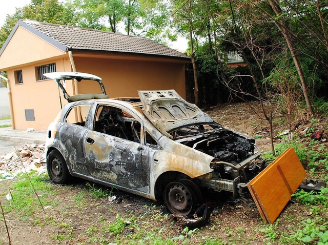 Lissone, auto rubata e bruciataa due passi dal centro città