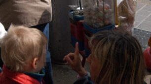 Bimbo con mano incastratanel distributore di palline