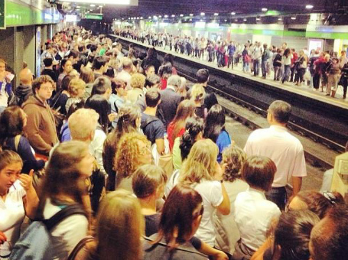 Sporchi, in ritardo e pure affollatiAltroconsumo e i treni Trenord