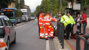 Albiate, con la bici sulle strisceTravolto e multato dai vigili urbani