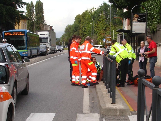 Albiate, con la bici sulle strisceTravolto e multato dai vigili urbani