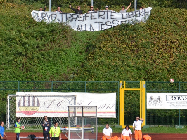 Meda, centro sportivo via IcmesaI tifosi entrano passando dal bosco