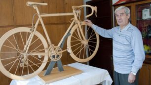 Angelo Busnelli e la bici in legnoPassione nata accanto a Coppi