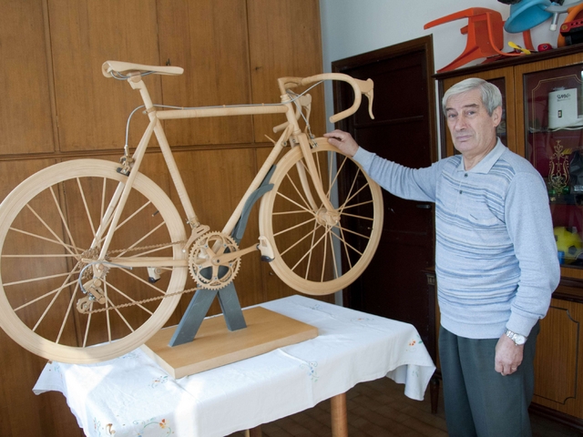 Angelo Busnelli e la bici in legnoPassione nata accanto a Coppi