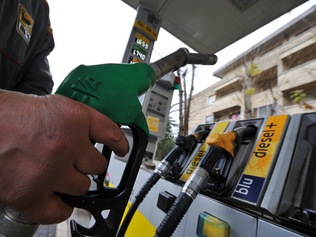 Benzina, parte la corsa ai ribassiInizia Eni, un week end di sconti