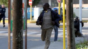 Monza, abusivi in fuga dagli agentiUno cade e si frattura un piede