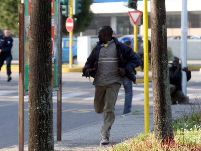 Monza, abusivi in fuga dagli agentiUno cade e si frattura un piede
