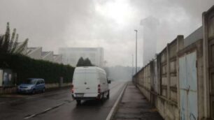 Incendio nella notte a ConcorezzoBruciano migliaia di gadget natalizi