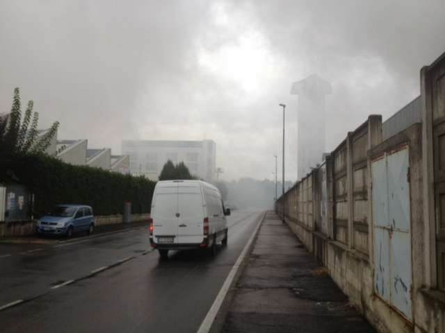 Incendio nella notte a ConcorezzoBruciano migliaia di gadget natalizi