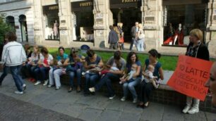 Il flash mob di mamme e neonatiMonza, l’allattamento si fa evento
