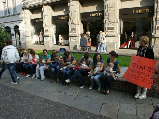 Il flash mob di mamme e neonatiMonza, l’allattamento si fa evento