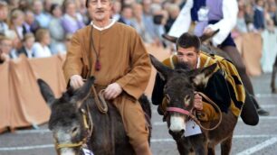 Palio degli asini, folla a MartinengoMonica prima a tagliare il traguardo