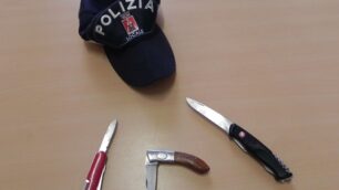 Tre coltelli di troppo nel furgoneDenunciati tre uomini a Biassono