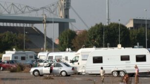 Una carovana di nomadi a MonzaSosta nel parcheggio del Brianteo