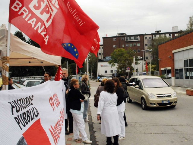 Posti a rischio nella sanità lombardaProtesta delegazione del San Gerardo