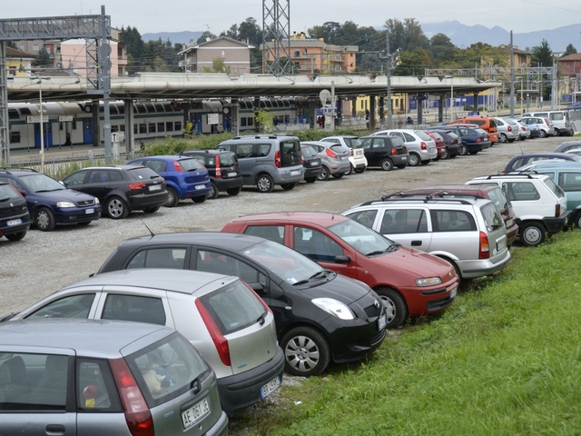 Da novembre si paga il posteggioPendolari Carnate, altra stangata