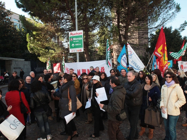 Il presidio per difendere Inps e Inail«Tagliare le consulenze, non il lavoro»