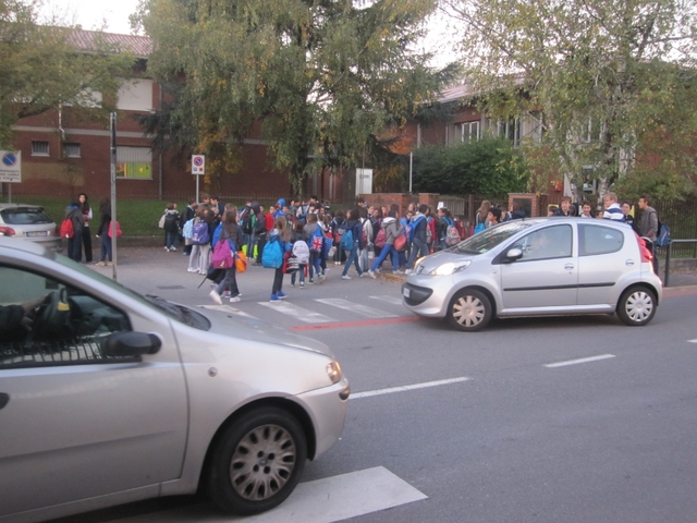 Pullman e auto vicini agli studentiLa scuola di Oreno è pericolosa