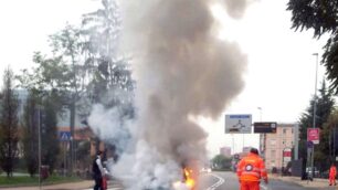 L’auto va in fiamme mentre guidaScende e tenta di spegnere il rogo