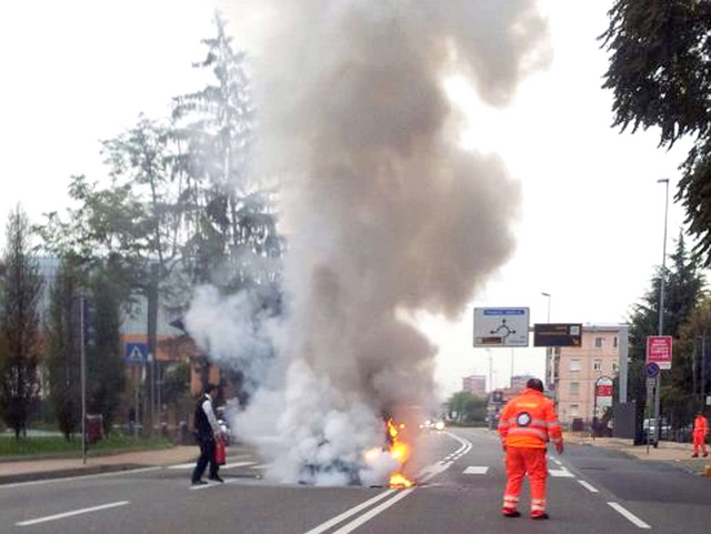 L’auto va in fiamme mentre guidaScende e tenta di spegnere il rogo