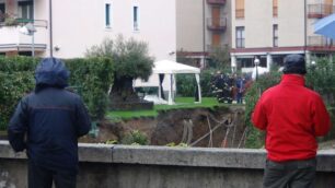 Varedo, all’alba boato in giardinoCrollato l’argine del fiume Seveso