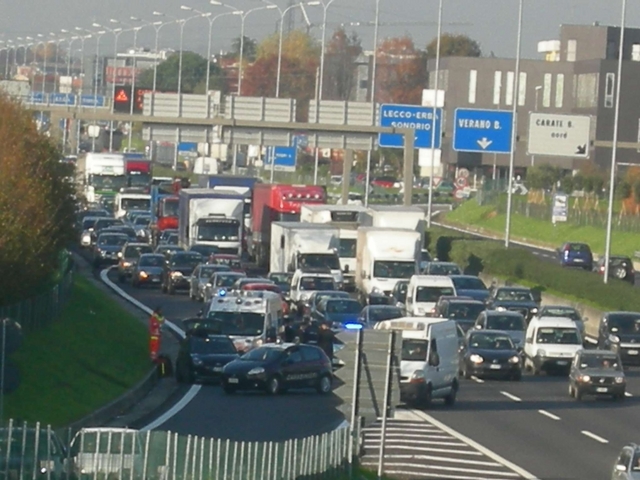 Malore in Valassina mentre guidaSta meglio il 61enne lissonese