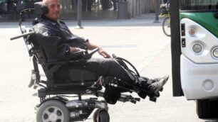Disabile chiede di evitare la codaMonza, i clienti in Posta insorgono
