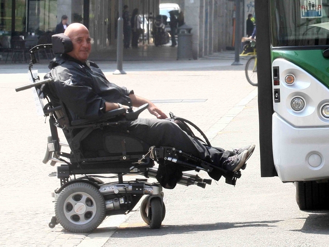 Disabile chiede di evitare la codaMonza, i clienti in Posta insorgono