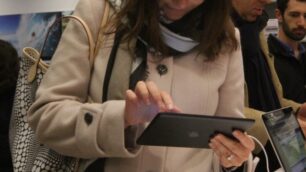 Monza, passeggia con il tabletUno strattone e il ladro lo scippa