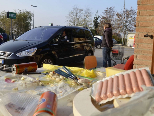 Vimercate, lo spuntino dei ladridopo il raid all’isola ecologica