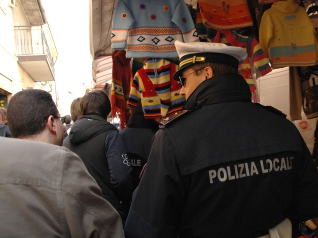 Vimercate, fermati dieci abusiviDue quintali di verdura sui furgoni
