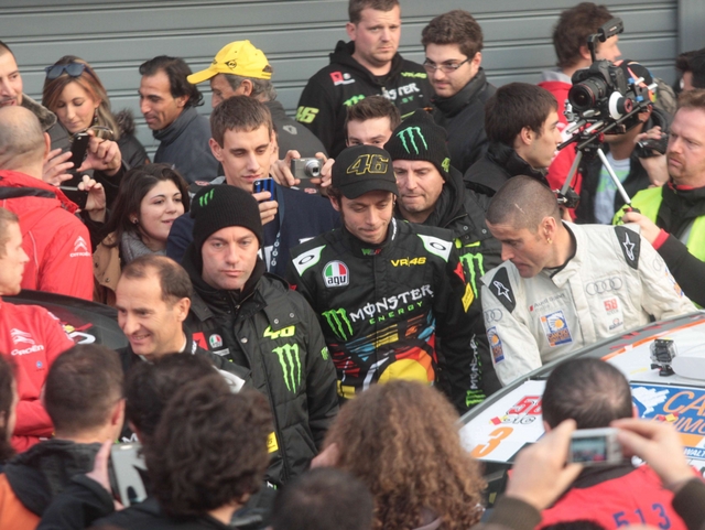 Monza, al super per filmaretra le gonne delle donne