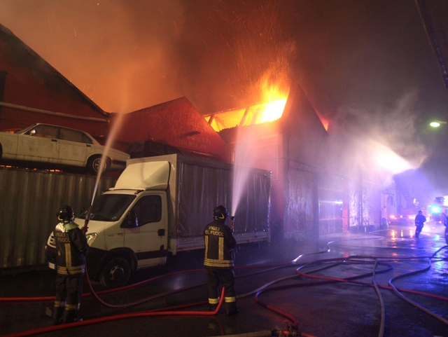 Monza, rogo in via AspromonteIn fiamme l’azienda di un arabo