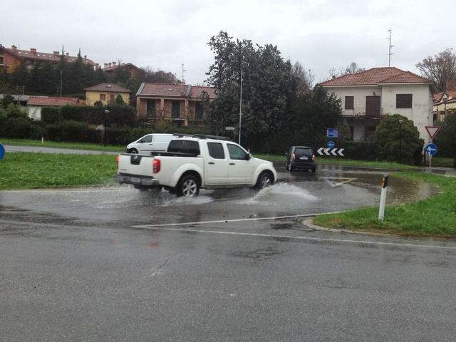 Lesmo, code sulla provincialeE a Peregallo si allaga la rotonda